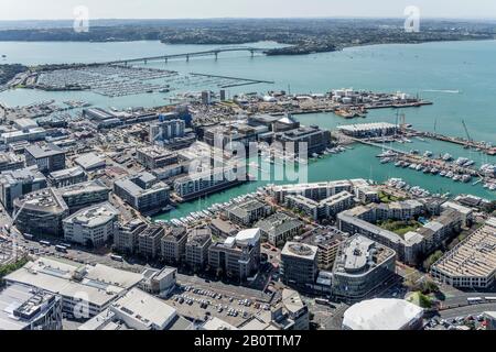 Auckland, NUOVA ZELANDA - 05 novembre 2019: Paesaggio urbano dall'alto del 'Waitemata'Harbour' e 'Harbour Bridge' della città dinamica, girato in primavera tarda Foto Stock