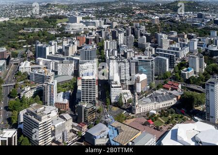 Auckland, NUOVA ZELANDA - 05 novembre 2019: Paesaggio urbano dall'alto del teatro storico del municipio e degli edifici alti al centro fresco della città dinamica, sh Foto Stock