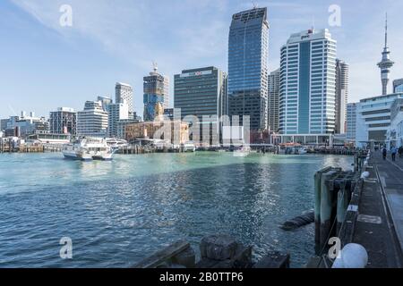 Auckland, NUOVA ZELANDA - 05 novembre 2019: Paesaggio urbano con edifici alti e porto dei traghetti nel fresco centro della città dinamica, girato in piena primavera Foto Stock