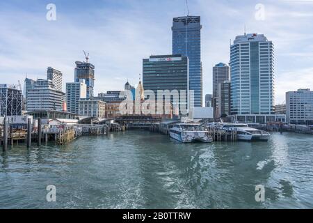 Auckland, NUOVA ZELANDA - 05 novembre 2019: Paesaggio urbano con navi passeggeri e storico edificio traghetti nel porto del dinamico centro città, girato in b Foto Stock