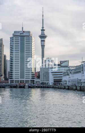 Auckland, NUOVA ZELANDA - 05 novembre 2019: Paesaggio urbano con edifici alti e l'iconica "Torre del kentucky", vista dal porto dei traghetti nel fresco centro della città di c dinamica Foto Stock