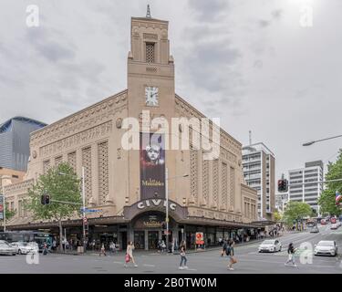Auckland, NUOVA ZELANDA - 05 novembre 2019: Paesaggio urbano con teatro storico e edifici alti nel fresco centro della città dinamica, girato in ritardo luminoso Foto Stock