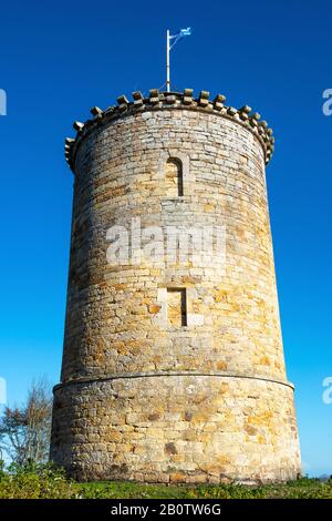 Torre della Legge del Cavaliere (o Torre della Bandiera), torre di pietra rotonda del 18th secolo e colombaia, Penicuik Estate, Midlothian, Scozia, Regno Unito Foto Stock