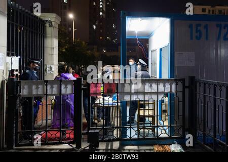 Xiangyang, La Provincia Cinese Di Hubei. 20th Feb, 2020. I membri del personale lavorano in un punto di controllo temporaneo convertito da un container in una comunità nel distretto di Fancheng a Xiangyang, nella provincia centrale cinese di Hubei, 20 febbraio 2020. I membri del personale lavorano 24 ore al giorno al checkpoint temporaneo per garantire le misure di prevenzione della comunità contro il nuovo coronavirus. Credito: Xie Jianfei/Xinhua/Alamy Live News Foto Stock