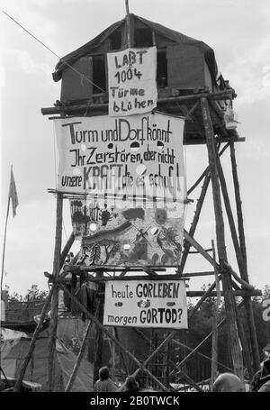 31 maggio 1980, bassa Sassonia, Gorleben: Villaggio occupante a Gorleben, la cosiddetta Repubblica del Wendland libero. I manifestanti hanno occupato la zona a Gorleben e vi vivono. Lo stoccaggio definitivo dei residui nucleari altamente radioattivi deve essere costruito in questa sede. Data esatta di ammissione non nota. Foto: Paul Glaser/dpa-Zentralbild/ZB Foto Stock