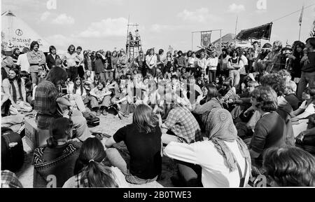 31 maggio 1980, bassa Sassonia, Gorleben: Villaggio occupante a Gorleben, la cosiddetta Repubblica del Wendland libero. I manifestanti hanno occupato la zona a Gorleben e vi vivono. Lo stoccaggio definitivo dei residui nucleari altamente radioattivi deve essere costruito in questa sede. Data esatta di ammissione non nota. Foto: Paul Glaser/dpa-Zentralbild/ZB Foto Stock