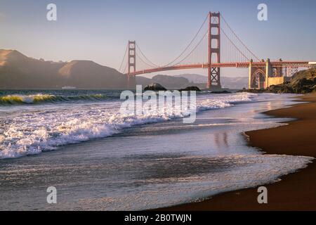 Golden Gate Bridge, bianche onde baciate dal sole Foto Stock