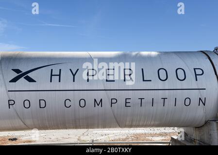Hawthorne, CALIFORNIA - 17 FEB 2020: Il closeup della provetta della Hyperloop Pod Competition, un concorso annuale sponsorizzato da SpaceX per dimostrare il fe tecnico Foto Stock