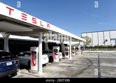 Hawthorne, CALIFORNIA - 17 FEB 2020: Stazione Supercharger Tesla presso il Tesla Design Center, presso SpaceX. Foto Stock