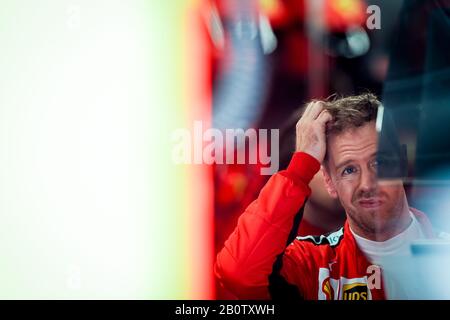 Sebastian Vettel della Scuderia Ferrari visto in garage durante il terzo giorno del F1 Test Days nel circuito di Montmelo. Foto Stock