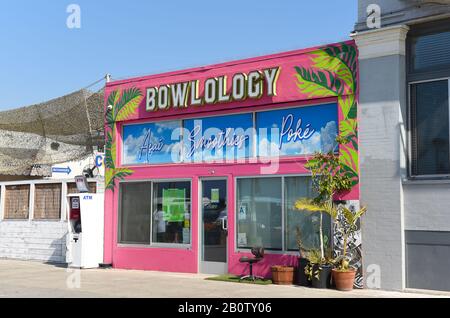 Venezia, CALIFORNIA - 17 FEB 2020: Bowlology offre Sbarre Di Succo, Frullati, Poke, E Ciotole Acai, sul lungomare. Foto Stock