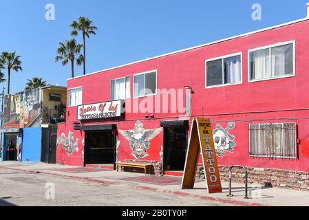 Venezia, CALIFORNIA - 17 FEB 2020: Casa dei Tattoo dell'inchiostro e del salotto di Piercing e l'azienda americana di Cannabis. Foto Stock