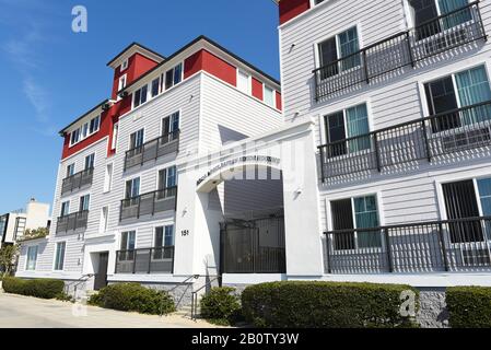 Venezia, CALIFORNIA - 17 FEB 2020: Adda e Paul Safran Senior Housing sul lungomare di Venezia Beach. Foto Stock