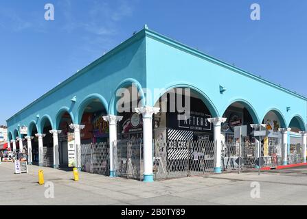 Venezia, CALIFORNIA - 17 FEB 2020: Negozi di Venice Beach Boardwalk, vendita di prodotti CBD, gelati, souvenir e abbigliamento. Foto Stock