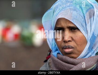 Hanau, Germania. 21st Feb, 2020. Una donna frequenta una veglia. In un presunto attacco razzista, un tedesco di 43 anni a Hanau, Hesse, sparò diverse persone e poi se stesso. Credito: Boris Roessler/Dpa/Alamy Live News Foto Stock