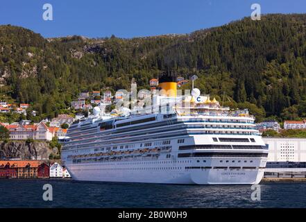 Bergen, NORVEGIA - nave da crociera Costa Favolosa, ormeggiata nel porto di Vågen. Foto Stock