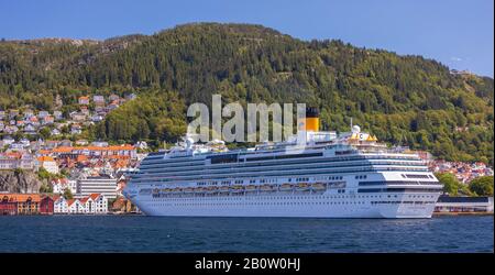 Bergen, NORVEGIA - nave da crociera Costa Favolosa, ormeggiata nel porto di Vågen. Foto Stock