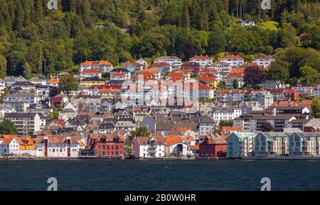 Bergen, NORVEGIA - Sandviken quartiere Waterfront case e appartamenti edifici, a nord del porto di Vagen. Foto Stock