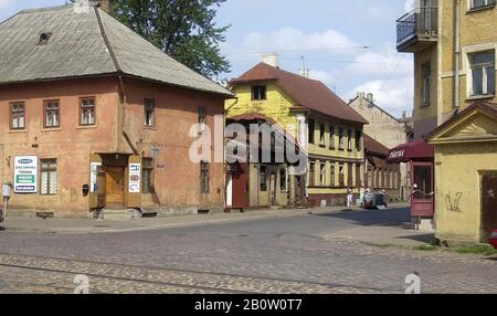 25 luglio 2001, Lettonia, riga: Scena stradale nel quartiere russo della città. Era un distretto industriale e di classe operaia in cui vivono fino ad oggi principalmente persone provenienti dalla Russia e dalla Bielorussia. Nel quartiere ci sono case residenziali con un massimo di quattro cortili, ma anche case in legno dal tempo dei Tsars, che fanno parte del Patrimonio Mondiale dell'UNESCO e sono elencati come monumenti storici. Foto: Paul Glaser/dpa-Zentralbild/ZB Foto Stock