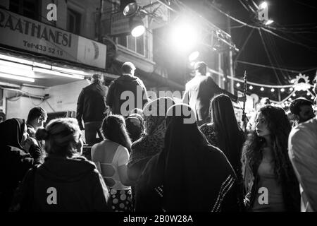 Tenekeli, Izmir / Turchia - 05/05/2016: Giovani indefiniti che si divertono a Izmir la notte della celebrazione di Hıdırellez. Foto Stock