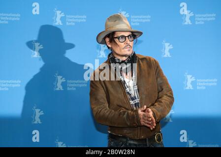 (200221) -- BERLINO, 21 febbraio 2020 (Xinhua) -- attore Johnny Depp del film 'Minamata' frequenta una fotocellula durante il 70th Berlin International Film Festival di Berlino, capitale della Germania, 21 febbraio 2020. (Xinhua/Shan Yuqi) Foto Stock