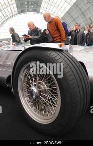 Persone che guardano le auto il giorno di apertura del 2020 London Classic Car Show, Londra Olympia, Regno Unito. Oltre 500 delle più belle automobili e marchi classici del mondo, del valore di £70 milioni, sono in mostra allo spettacolo che va dai tour vintage prima della guerra ad un concept car moderno. Lo spettacolo porta in circa 20.000 visitatori, che vanno da gravi teste di benzina a persone che amano solo veicoli belli e classici. Foto Stock