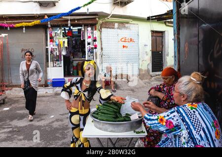 Tepecik, Smirne / Turchia - 05/05/2018: La gente è preparata a festeggiare di notte. I bambini si stanno vestendo e si stanno preparando. Hidirellez è un celebrati Foto Stock