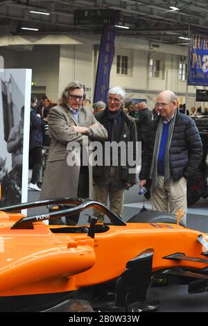 Persone che guardano le auto il giorno di apertura del 2020 London Classic Car Show, Londra Olympia, Regno Unito. Oltre 500 delle più belle automobili e marchi classici del mondo, del valore di £70 milioni, sono in mostra allo spettacolo che va dai tour vintage prima della guerra ad un concept car moderno. Lo spettacolo porta in circa 20.000 visitatori, che vanno da gravi teste di benzina a persone che amano solo veicoli belli e classici. Foto Stock