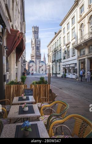 Pavement Cafe vuote con tavoli e sedie nel centro storico di Bruges Bruges Belgio Foto Stock