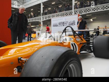 Persone che guardano le auto il giorno di apertura del 2020 London Classic Car Show, Londra Olympia, Regno Unito. Oltre 500 delle più belle automobili e marchi classici del mondo, del valore di £70 milioni, sono in mostra allo spettacolo che va dai tour vintage prima della guerra ad un concept car moderno. Lo spettacolo porta in circa 20.000 visitatori, che vanno da gravi teste di benzina a persone che amano solo veicoli belli e classici. Foto Stock