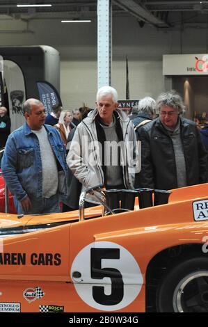 Persone che guardano le auto il giorno di apertura del 2020 London Classic Car Show, Londra Olympia, Regno Unito. Oltre 500 delle più belle automobili e marchi classici del mondo, del valore di £70 milioni, sono in mostra allo spettacolo che va dai tour vintage prima della guerra ad un concept car moderno. Lo spettacolo porta in circa 20.000 visitatori, che vanno da gravi teste di benzina a persone che amano solo veicoli belli e classici. Foto Stock