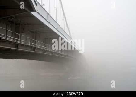 Sotto il ponte Elisabeth che collega Buda e Pest attraverso il Danubio Foto Stock