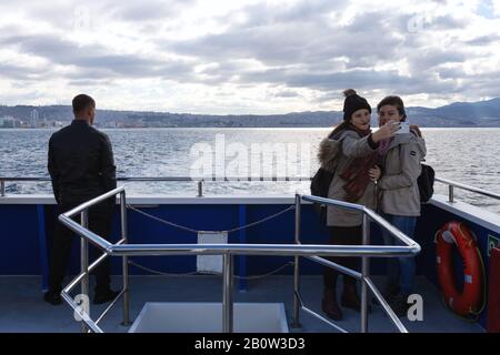 Persone sconosciute scattano foto sul ponte e godono della vista. Traghetto da Karsiyaka ad Alsanak, Izmir - Turchia, mar Egeo - 12/06/2018 Foto Stock