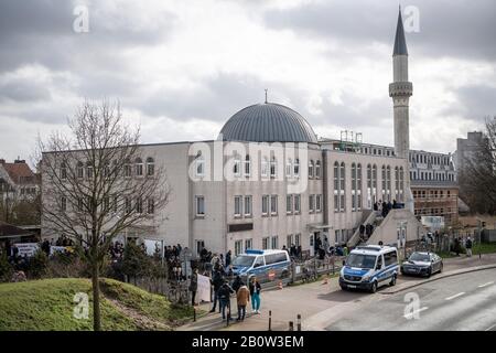 Brema, Germania. 21st Feb, 2020. Le auto della polizia sono parcheggiate davanti alla moschea Fatih. Dopo l'atto terroristico di Hanau e una minaccia di bomba contro la moschea di Brema mercoledì (19.02.2020) si terrà una veglia. Credito: Sina Schuldt/Dpa/Alamy Live News Foto Stock