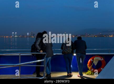 Traghetto da Karsiyaka ad Alsanak, Izmir - Turchia, Mar Egeo - 02/09/2018: Passeggeri che guardano la vista mare sul ponte del traghetto durante il viaggio. Foto Stock