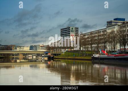 Saarbruecken, Germania, 1 febbraio 2020, Barche e navi che si ancorano al mare accanto agli edifici più alti della città di saarbruecken Foto Stock