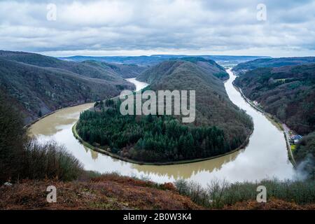 Germania, Mettlach, Slow Moving nuvole sopra il famoso fiume tedesco saar loop chiamato saarschleife Foto Stock