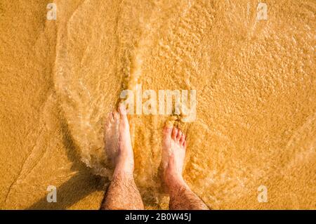 Piedi in onde sulla spiaggia, Punta Cana; Repubblica Dominicana; Caraibi; Foto Stock