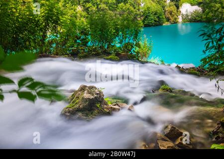 Diverse cascate di uno dei luoghi più sorprendenti del mondo ai laghi di Plitvice, Croazia. Un pezzo di natura veramente vergine e meravigliosa. Foto Stock