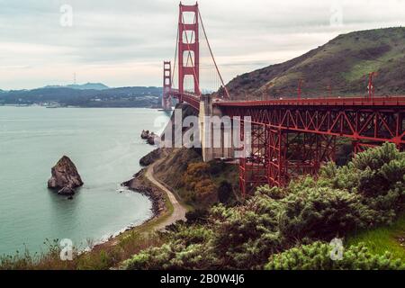 Semplicemente una delle strutture più impressionanti di tutti i tempi. Piacevole e magnifico sotto ogni aspetto, il Golden Gate Bridge Foto Stock