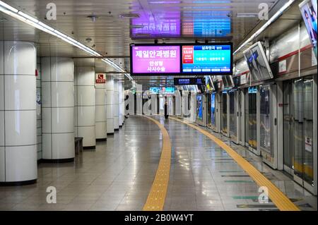 Daegu, Corea Del Sud. 21st Feb, 2020. Una piattaforma della metropolitana è quasi vuota a Daegu, Corea del Sud, venerdì 21 febbraio 2020. La maggior parte dei casi di COVID-19 nel paese sono stati registrati in questa città sudorientale. Foto di Thomas Maresca/UPI Credit: UPI/Alamy Live News Foto Stock