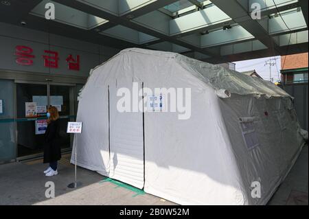 Daegu, Corea Del Sud. 21st Feb, 2020. Una donna attende nei pressi di una tenda a rischio biologico presso il Daegu Medical Center di Daegu, Corea del Sud, venerdì 21 febbraio 2020. La maggior parte dei casi di COVID-19 nel paese sono stati ricondotti a questa città sudorientale. Foto di Thomas Maresca/UPI Credit: UPI/Alamy Live News Foto Stock