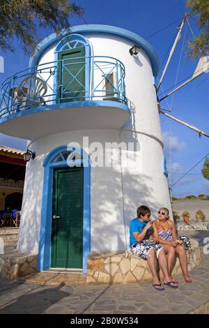 Coppia che riposa in un mulino a vento, Capo Skinari, isola di Zante, Grecia Foto Stock