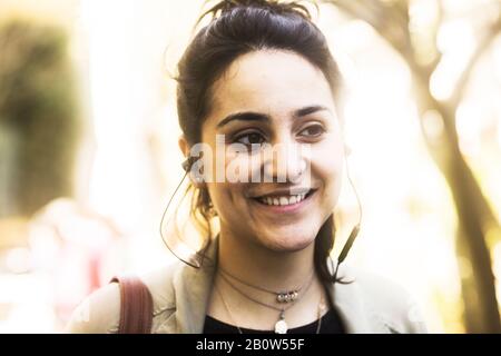 Ritratto di giovane donna sorridente con capelli castani. Foto Stock