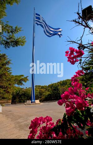 Bandiera nazionale greca, la più grande bandiera nazionale del mondo, Guinness libro di record, al ristorante Fanari tu Keriou, Keri, isola di Zante, Grecia Foto Stock
