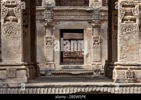 Vecchia meraviglia architettonica Stepwell a Rani ki Vav a Patan, Gujarat, India, Asia. Foto Stock