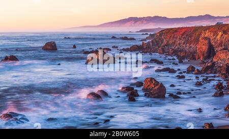 Tramonto sulla costa del Pacifico in California Foto Stock