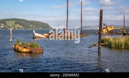 Benicia California, una vecchia collezione di pezzi arrugginiti che mostrano un fascino di interesse sul lungomare. Foto Stock