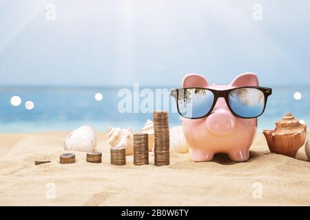 Piggy Bank Rosa Vicino A Pile Di Moneta In Crescita Foto Stock