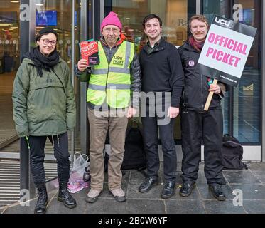 Personale dell'Università di Sheffield al di fuori dell'edificio Diamond dell'Università di Sheffield mentre è in sciopero contro la riforma e il carico di lavoro della USS pensione Foto Stock